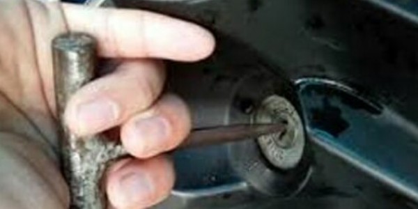 Gasak Motor Saat Hujan Deras, Pencuri di Serpong Diikat di Pagar