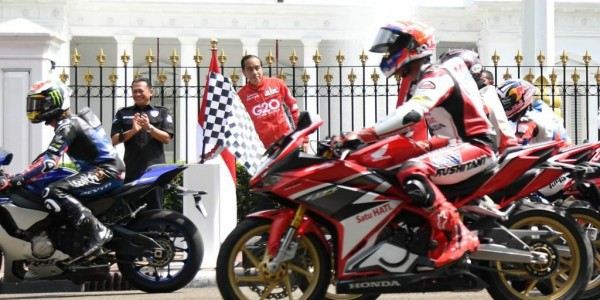 Bamsoet Bersama Presiden Jokowi Lepas Parade Energy to Speed Up Parade Pembalap MotoGP dari Istana Negara