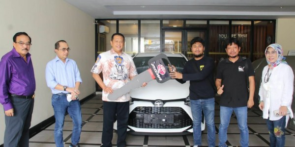 Bamsoet Serahkan Hadiah Mobil Kepada Juara Pertama BSC Racing Madness Series 2021