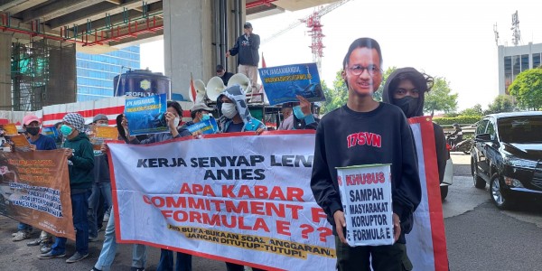 Aksi Teatrikal di KPK #BersihkanJakarta dari Koruptor Formula E