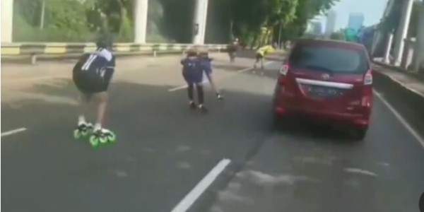 Berbahaya, Polisi Bakal Tegur Pemain Sepatu Roda yang Melintas di Jalan Gatot Subroto