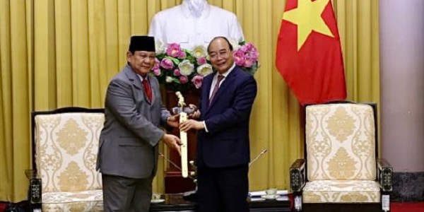 Bertemu Presiden Nguyễn Xuân Phúc, Prabowo: Indonesia Kagum dengan Vietnam