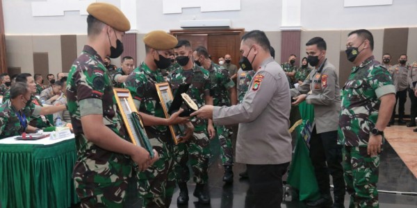 Ringkus Begal di Kebayoran Baru, Kapolda Metro Beri Piagam Penghargaan ke Dua Prajurit TNI