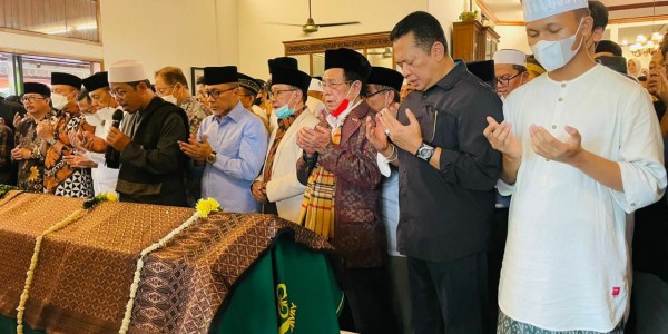 Zulhas dan Sejumlah Tokoh Antar Fahmi Idris ke Tempat Peristirahatan Terakhir