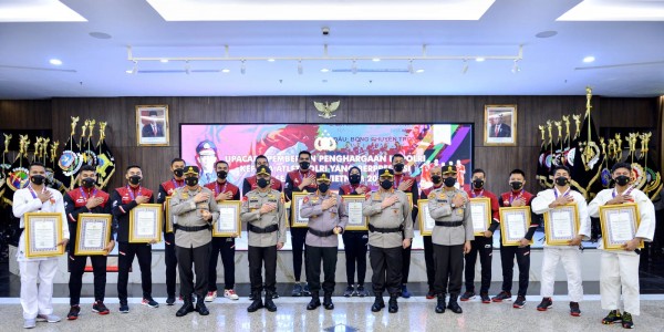 Kapolri Beri Penghargaan ke Atlet Polri Penyumbang Medali untuk Indonesia di Sea Games