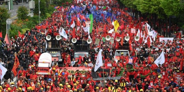 Elite Buruh Kontra Revolusioner