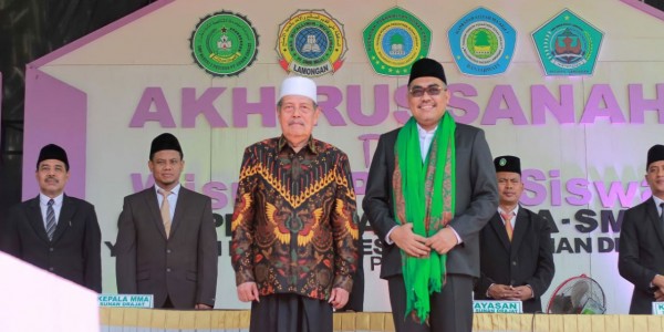Dikalungi Surban Hijau Kiai Ghofur, Gus Jazil Sah Jadi Keluarga Besar Pesantren Sunan Drajat