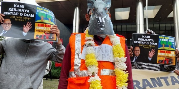 Sindir Koruptor Formula E, Satgas Pemburu Koruptor Gelar Aksi Parodi Teatrikal Kalungkan Bunga Selamat Datang 