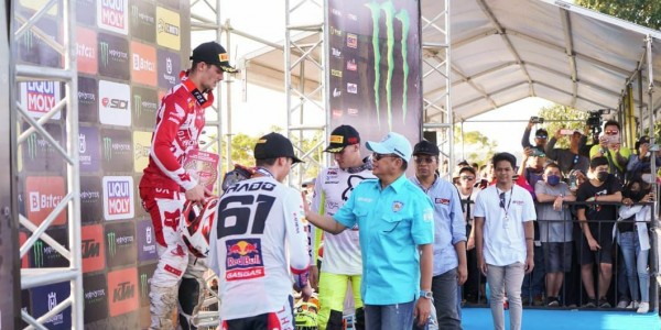 Tutup MXGP Indonesia 2022, Bamsoet Serahkan Trophy Juara MXGP Samota Kepada Tim Gajser