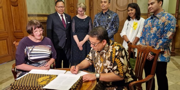 Fadli Zon Serahkan Benda Seni Indonesia ke Museum Seni Riga Bourse