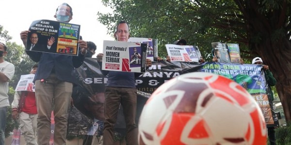 Dinilai Kurang Serius Usut Kasus Formula E, Pendemo Sentil KPK Dengan Teatrikal Main Bola