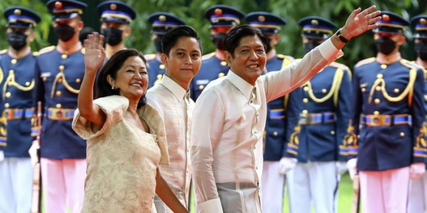 Di Pelantikannya Sebagai Presiden Filipina, Marcos Jr Bela Ayahnya yang Diktator