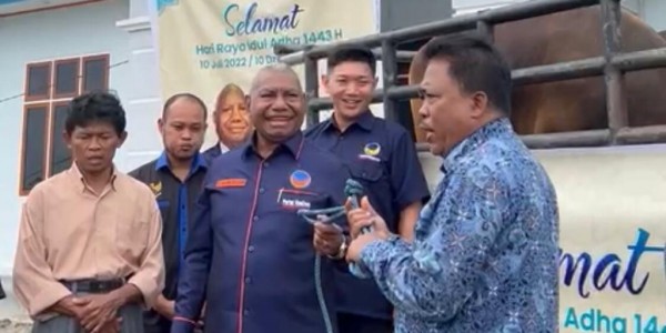 NasDem Salurkan 63 Sapi Kurban ke 11 Daerah di Papua Barat