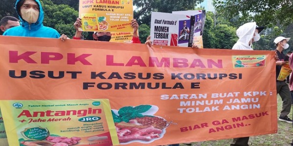 Bawa Jamu Tolak Angin, Pendemo: Biar KPK Gak Masuk Angin Tangani Kasus Formula E