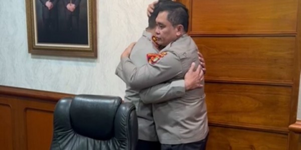 Peluk Kadiv Propam, Kapolda Metro: Saya Beri Support ke Adik Saya