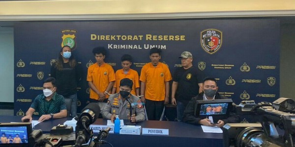 Pembunuhan, Pelaku Sempat Main PS Sebelum Buang Korban di Sungai Cikeas