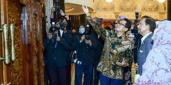 Persembahan Khusus Kepada Sultan Brunei Darussalam: Pintu Kayu Ukir Jawa Klasik “Gebyok”