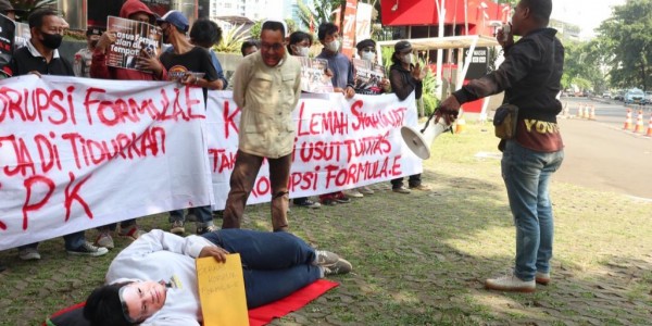 Sindir Kasus Formula E 'Dininabobokan', Pendemo Gelar Teatrikal Tiduran di Gedung KPK