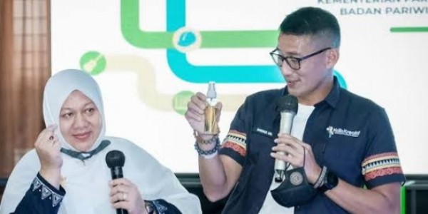 Momen Lucu Menteri Sandiaga Disemprot' Emak-Emak di Aceh