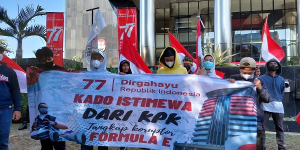 Pendemo: Kado Istimewa KPK di Hari Kemerdekaan adalah Tangkap Koruptor Formula E