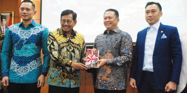 Muhammad Jafar Hafsah Luncurkan Buku