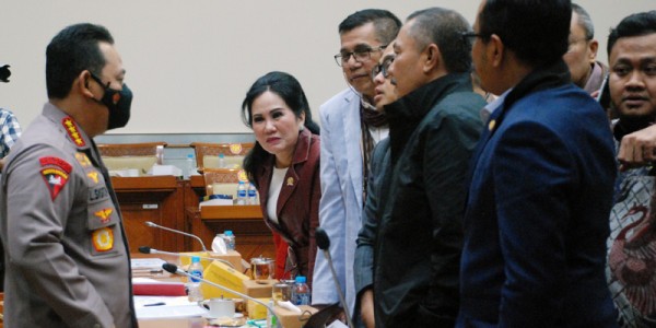 Rapat Komisi III DPR dengan Kapolri Diskor