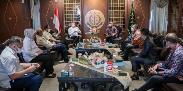 Temui Jaksa Agung, Teten Bahas Penegakan Hukum Koperasi Bermasalah 
