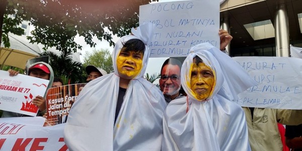 Pocong Gentayangan di KPK, Massa Pertanyakan Kenapa Kasus Formula E Jalan di Tempat