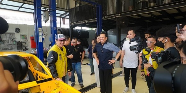 Ketua IMI Bamsoet Tinjau Mobil Modifikasi Blackstone Live Modz 2022 Milik Andre Taulany