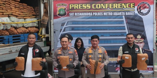 Bukan Cuma Sayur, Truk Tronton yang Diamankan di Lampung Juga Berisi 304 Kilo Ganja