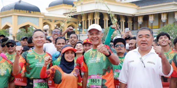 Kain Ulos dari Warga Sambut Ganjar Pranowo Saat Finish Friendship Run Medan