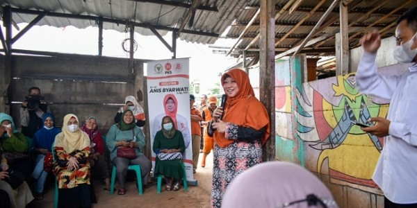 Anis Byarwati Beri Bantuan Peralatan Rumah Tangga Untuk Korban Kebakaran Pulo Kambing Jaktim