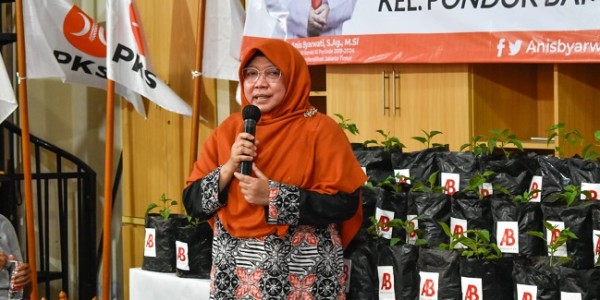 Dukung GNPIP, Anis Byarwati berikan 10.000 Bibit Cabai untuk Warga di Jakarta Timur