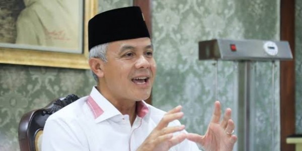 Momen Ganjar Pranowo Tertawa Ketika Berjumpa Seorang Warga Bertingkah Lucu
