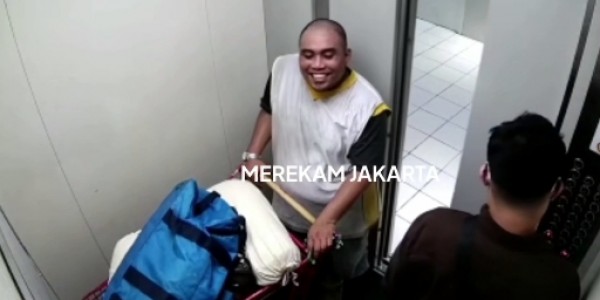 Pelaku Pembunuhan Cengengesan Saat Membawa Mayat Korban Dalam Lift, Polisi: Dia Happy