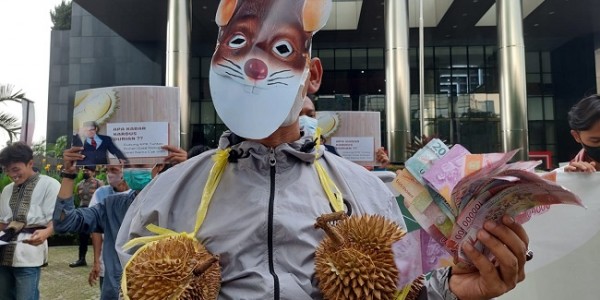 Aksi 411, Sambil Makan Durian Massa AGAMIS Dukung KPK Usut Kasus Kardus Durian 