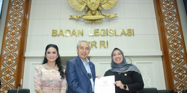 Komisi IX DPR  Sampaikan Usulan RUU Pengawasan Obat dan Makanan