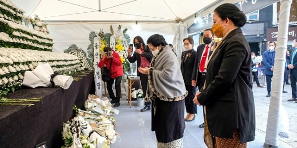 Sambangi Itaewon, Puan Letakkan Karangan Bunga di Memorial Korban Tragedi Itaewon