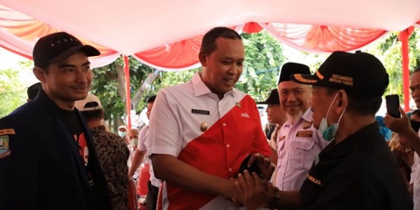 Sempat Ditahan Sekolah, Plt Wali Kota Bekasi Serahkan Ijazah Dua Anak Kembar di Bekasi Timur
