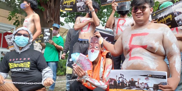 LPJ Jakpro Gelap, Aktivis Gelar Aksi Teatrikal Tuntaskan Dugaan Korupsi Formula E
