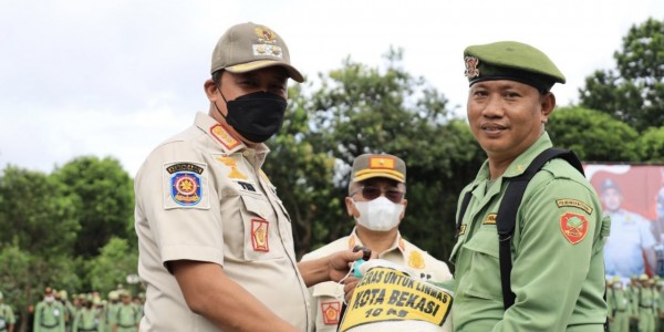 Pimpin Apel Akbar Anggota Satlinmas Kota Bekasi, Tri Adhianto Bagikan 10 Kilogram Beras