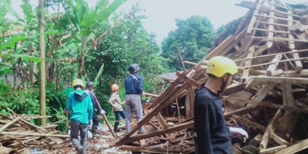 Benahi Sisa Reruntuhan akibat Gempa, Warga Temukan Uang Tunai dan Emas