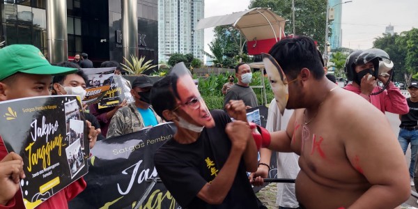 Gelar Aksi Teatrikal Pertandingan Tinju, Aktivis: KPK Harus Menang dan Penjarakan Koruptor Formula E