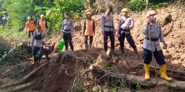 Polri Cari Korban Gempa Cianjur yang Sempat Memanjat Pohon dan Minta Tolong