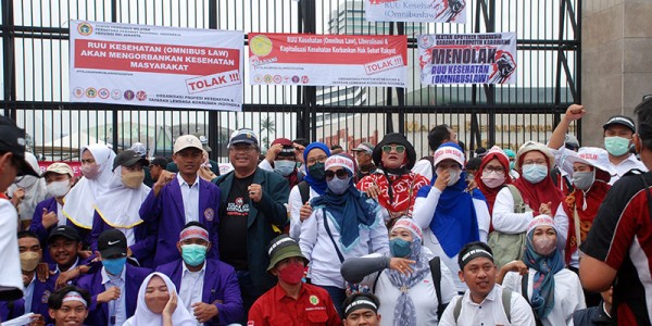 Tenaga Kesehatan Demo Tolak RUU Omnibus Law Kesehatan