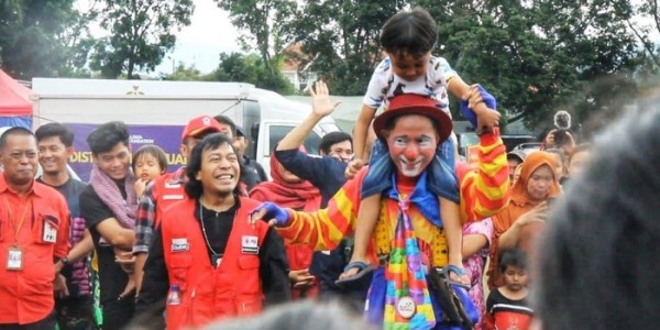 Komeng Bawa Rombongan Pelawak Hibur Masyarakat Korban Gempa Cianjur