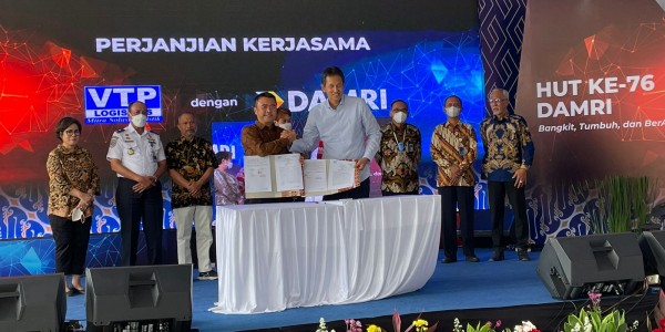 PT Varuna Tirta Prakasya Teken Kerjasama Angkutan Barang dengan Perum Damri