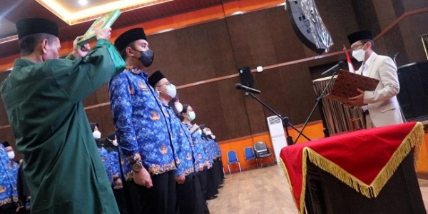 Pj Bupati Bekasi Berikan Tips Sukses 263 PNS yang Baru Dilantik