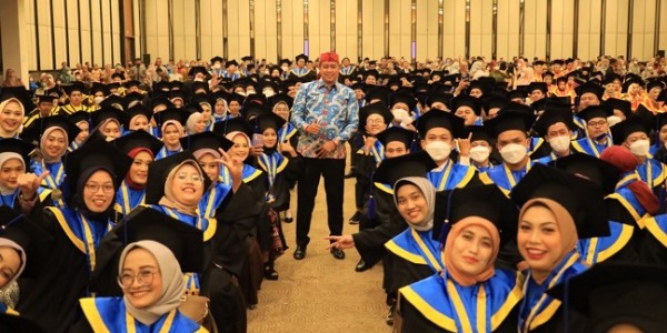 Hadiri Wisuda STIKES STMIK Bani Saleh, Tri Adhianto: Lanjutkan Perjuangan!