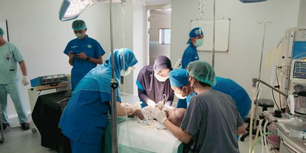Ketua MPR RI Apresiasi Tim Medis GERAK BS Berhasil Operasi Bayi Hydrocephalus Korban Gempa Cianjur
